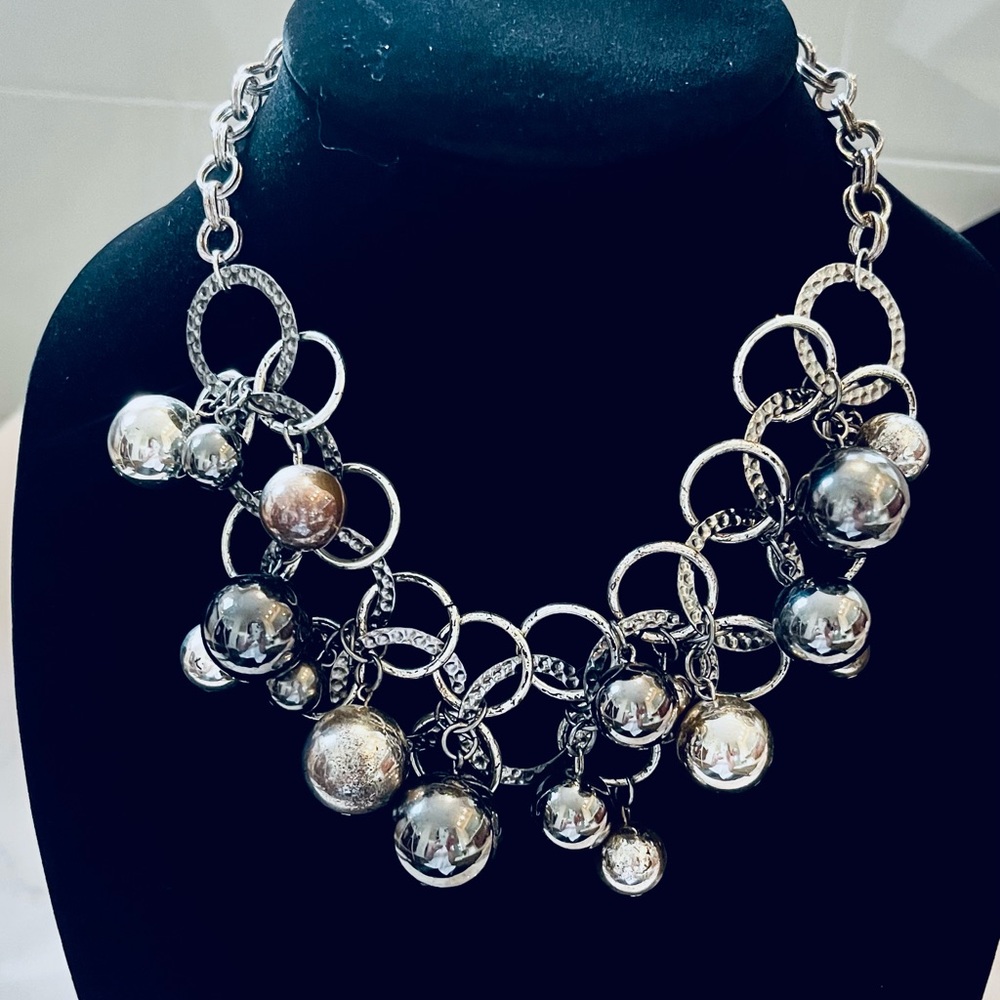 💕💐🌺Silver bauble fashion necklace with adjustable length, very elegant!🌸💕💐